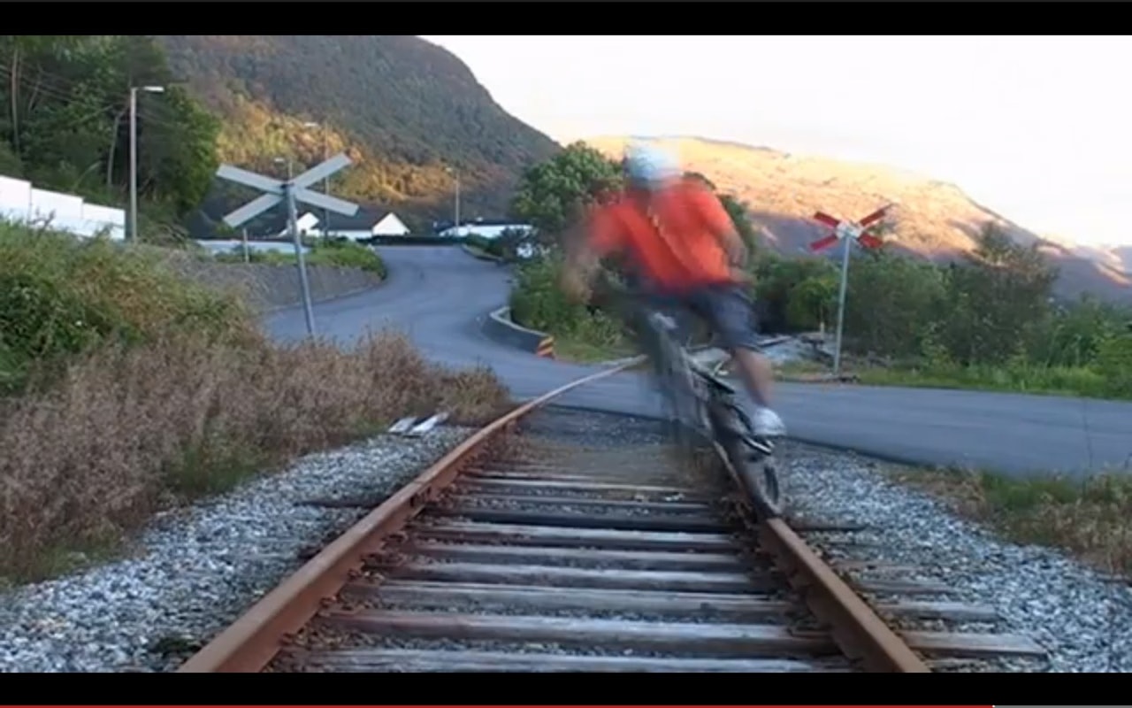 KLASSISK MANØVER: Skinnehopping er en trialklassiker som fortsatt vekker beundring. KLASSISK MANØVER: Skinnehopping er en trialklassiker som fortsatt vekker beundring.