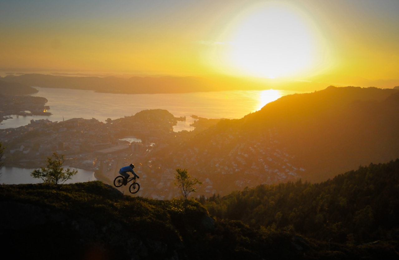 FRIHET: Nytt for oss at det fantes slike solnedganger i Bergen. Her suser Espen Bergli-Johnsen lydløst ned mot byen en sjeldent flott kveld. Foto: AVH_Bergen FRIHET: Nytt for oss at det fantes slike solnedganger i Bergen. Her suser Espen Bergli-Johnsen lydløst ned mot byen en sjeldent flott kveld. Foto: AVH_Bergen