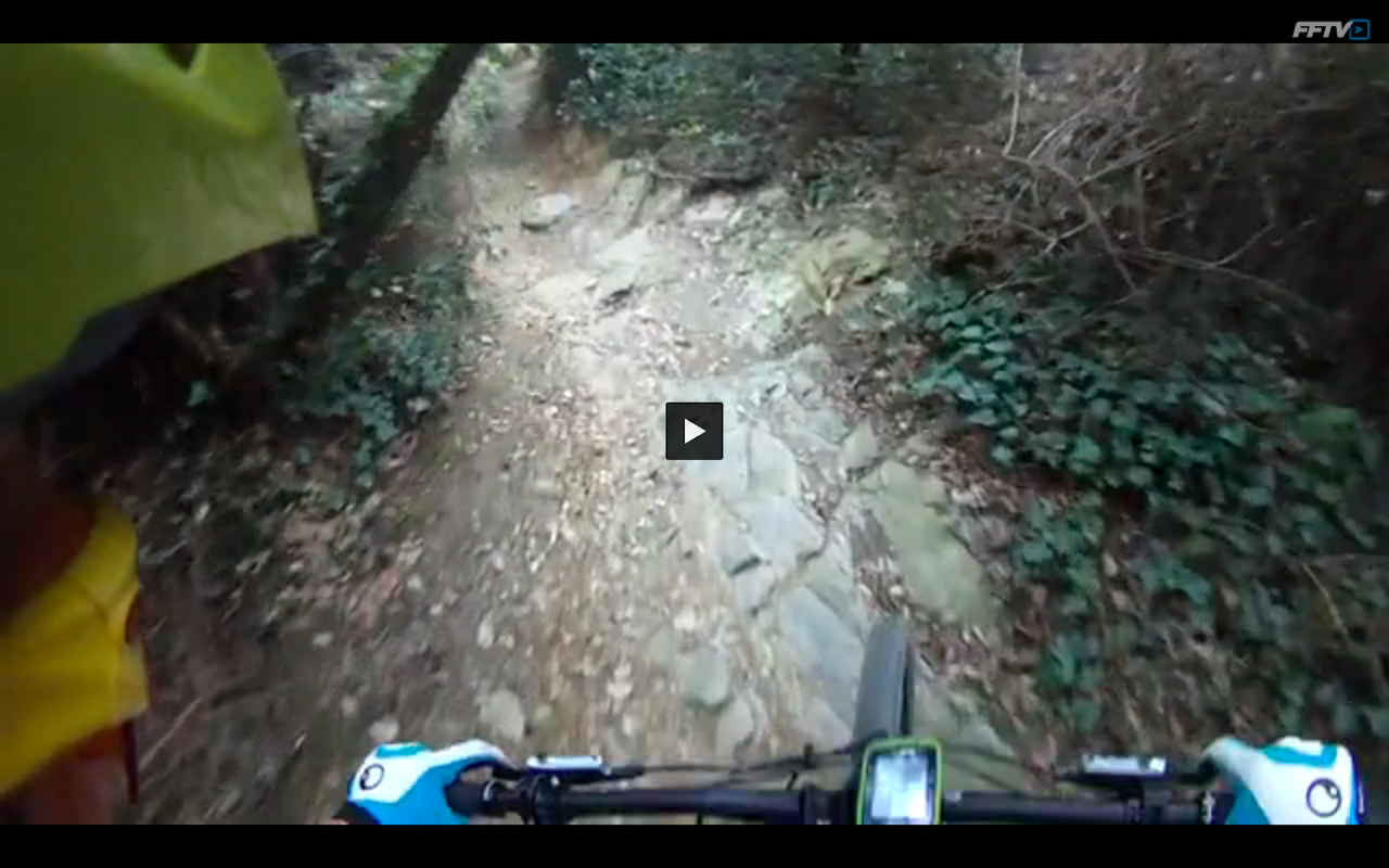 FYSISK KREVENDE: Terrengsykkels teststi, Dragon Khan krever krefter igjen i banken og et våkent blikk. Øyvind Østvedt lurte i sivet bak Aas for å stjele kjentmannssporene til neste runde. FYSISK KREVENDE: Terrengsykkels teststi, Dragon Khan krever krefter igjen i banken og et våkent blikk. Øyvind Østvedt lurte i sivet bak Aas for å stjele kjentmannssporene til neste runde.