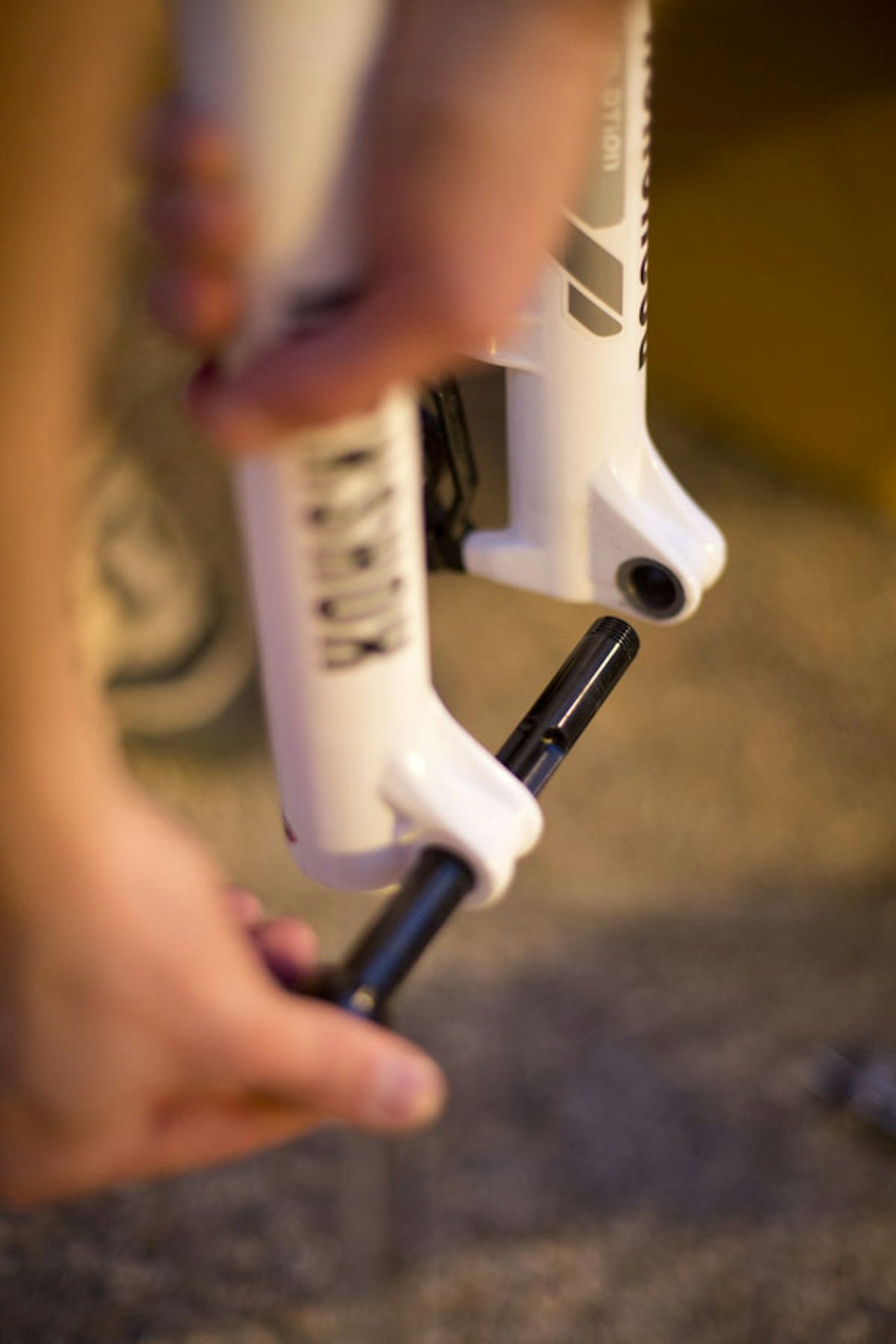 INN IGJEN: Skru akslingen inn i gaffelen så lenge du ikke har forhjulet på. Foto: Kristoffer H. Kippernes INN IGJEN: Skru akslingen inn i gaffelen så lenge du ikke har forhjulet på. Foto: Kristoffer H. Kippernes