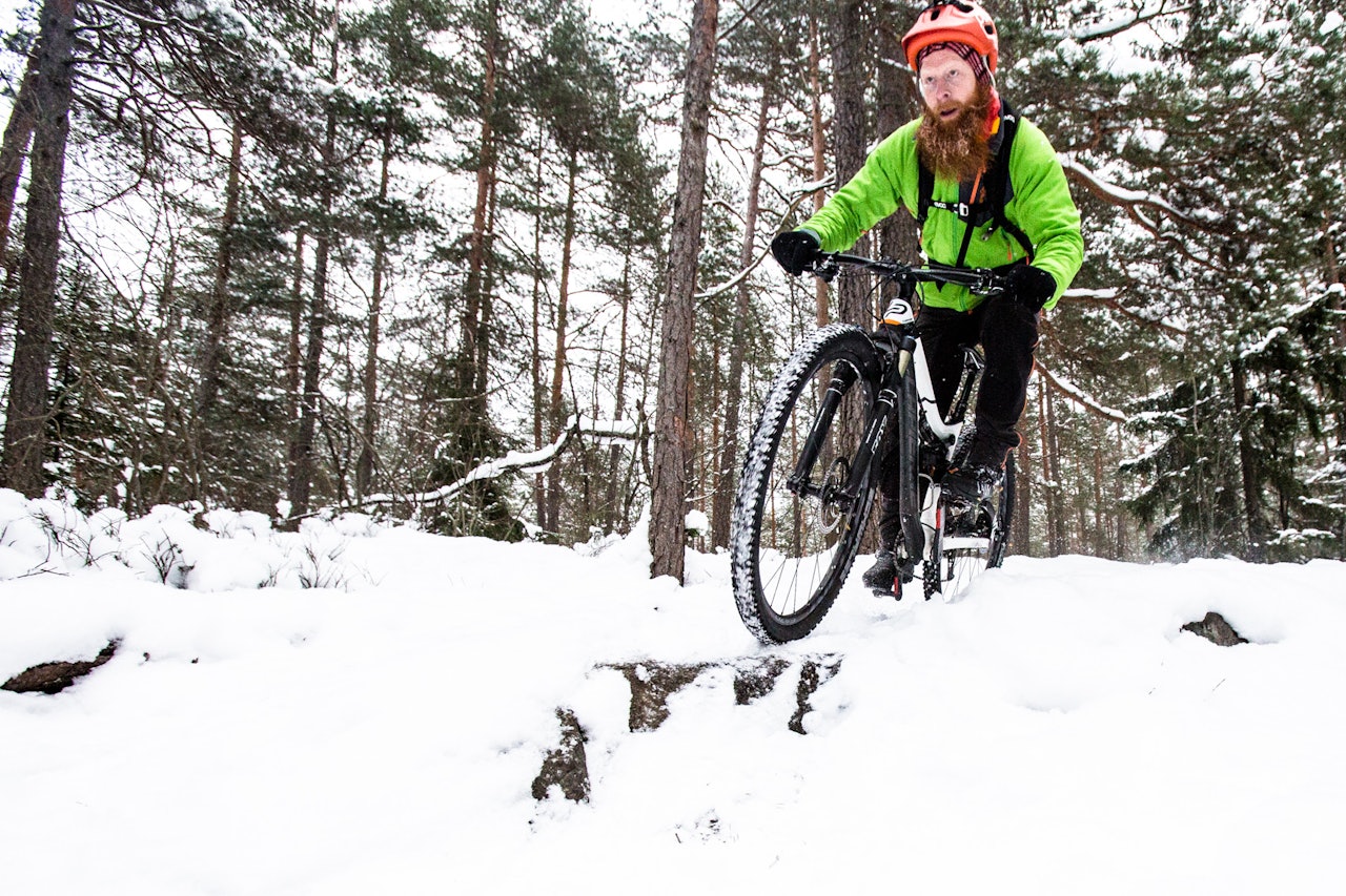 FØLG SPOR: Aslak Mørstad tipser om å følge hunder og hundeeiere på vinterstid. De er nemlig raskt ute med å tråkke opp stiene. Bilde: Christian Nerdrum FØLG SPOR: Aslak Mørstad tipser om å følge hunder og hundeeiere på vinterstid. De er nemlig raskt ute med å tråkke opp stiene. Bilde: Christian Nerdrum