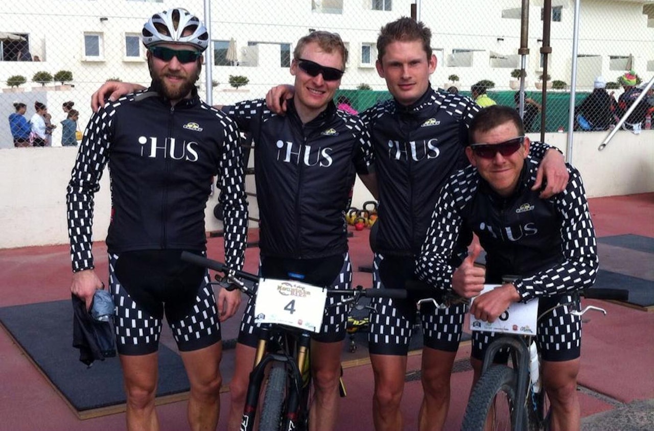 STERKT FIRKLØVER: Otto Andreas Solberg, Lars Granberg, Søren Nissen og Greg Saw peiser mot både lagseier for Team iHus og sammenlagtseier for Nissen på 4Stage MTB Lanzarote. Foto: Privat STERKT FIRKLØVER: Otto Andreas Solberg, Lars Granberg, Søren Nissen og Greg Saw peiser mot både lagseier for Team iHus og sammenlagtseier for Nissen på 4Stage MTB Lanzarote. Foto: Privat