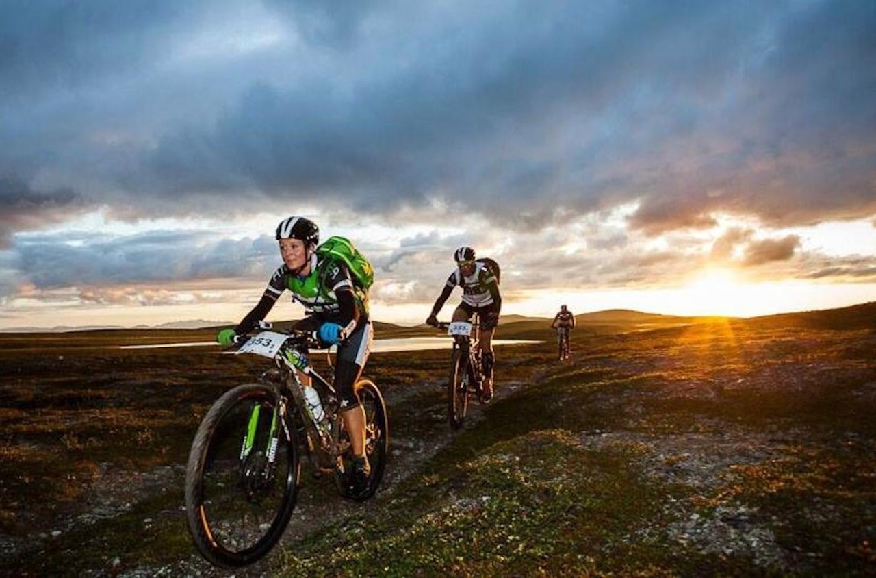 ELSKER EKSPEDISJONSFORMATET: Linda Treseng får ikke nok av OffroadFinnmark. I år er hun tilbake igjen, denne gang på lang løype: 70 mil over vidda. Foto: Steinar Vik ELSKER EKSPEDISJONSFORMATET: Linda Treseng får ikke nok av OffroadFinnmark. I år er hun tilbake igjen, denne gang på lang løype: 70 mil over vidda. Foto: Steinar Vik