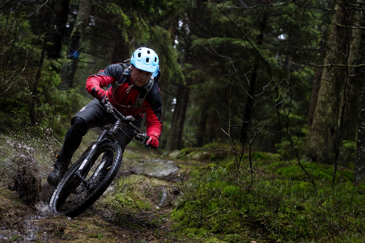 FUKTIG: Nedbør i form av regn i stedet for snø, og fullstendig fravær av kuldegrader gjør at underlaget blir ca så tørt som du ser her. Stiene i Gressvikmarka utenfor Fredrikstad er prima. (foto: Kristoffer H. Kippernes) stisykling gressvik gressvikmarka fredrikstad film