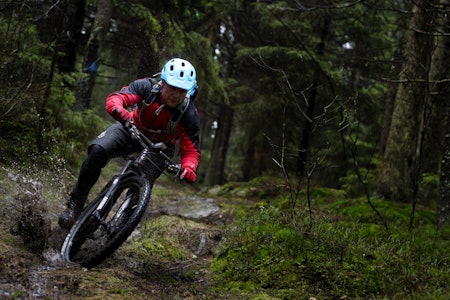 FUKTIG: Nedbør i form av regn i stedet for snø, og fullstendig fravær av kuldegrader gjør at underlaget blir ca så tørt som du ser her. Stiene i Gressvikmarka utenfor Fredrikstad er prima. (foto: Kristoffer H. Kippernes) stisykling gressvik gressvikmarka fredrikstad film