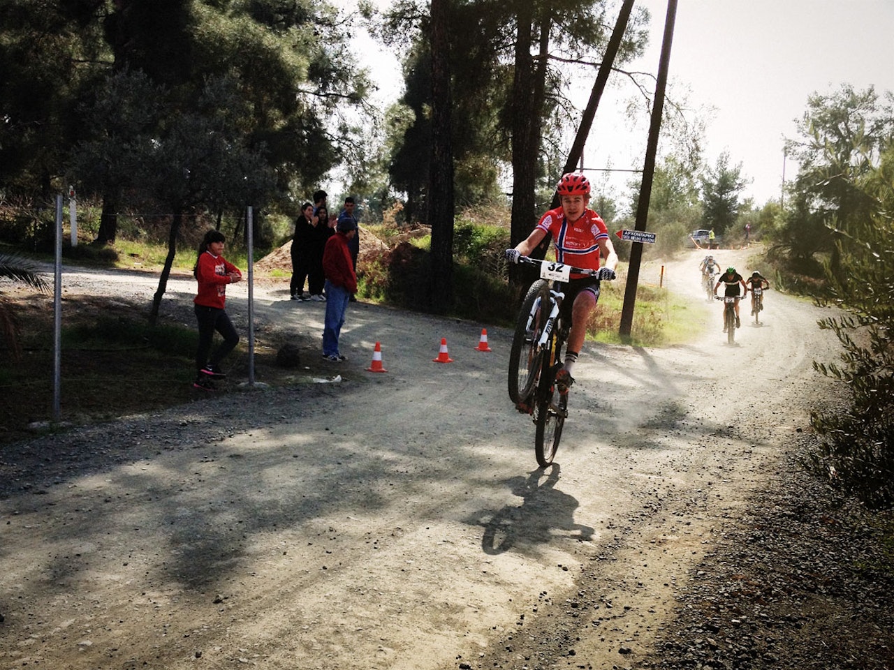 På bakhjulet: Edvard Vea Iversen viser at han ikke har glemt å ha det moro på sykkelen. (foto: Ole Christian Fagerli) På bakhjulet: Edvard Vea Iversen viser at han ikke har glemt å ha det moro på sykkelen. (foto: Ole Christian Fagerli)