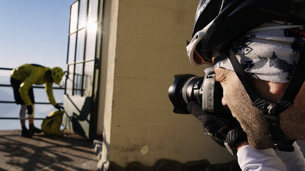 PÅ HUGGET: Fotograf Colin Eick skytes her av Kristoffer Kippernes. Begge to har vært på hugget og skutt bilder i alle tenkelige situasjoner. PÅ HUGGET: Fotograf Colin Eick skytes her av Kristoffer Kippernes. Begge to har vært på hugget og skutt bilder i alle tenkelige situasjoner.