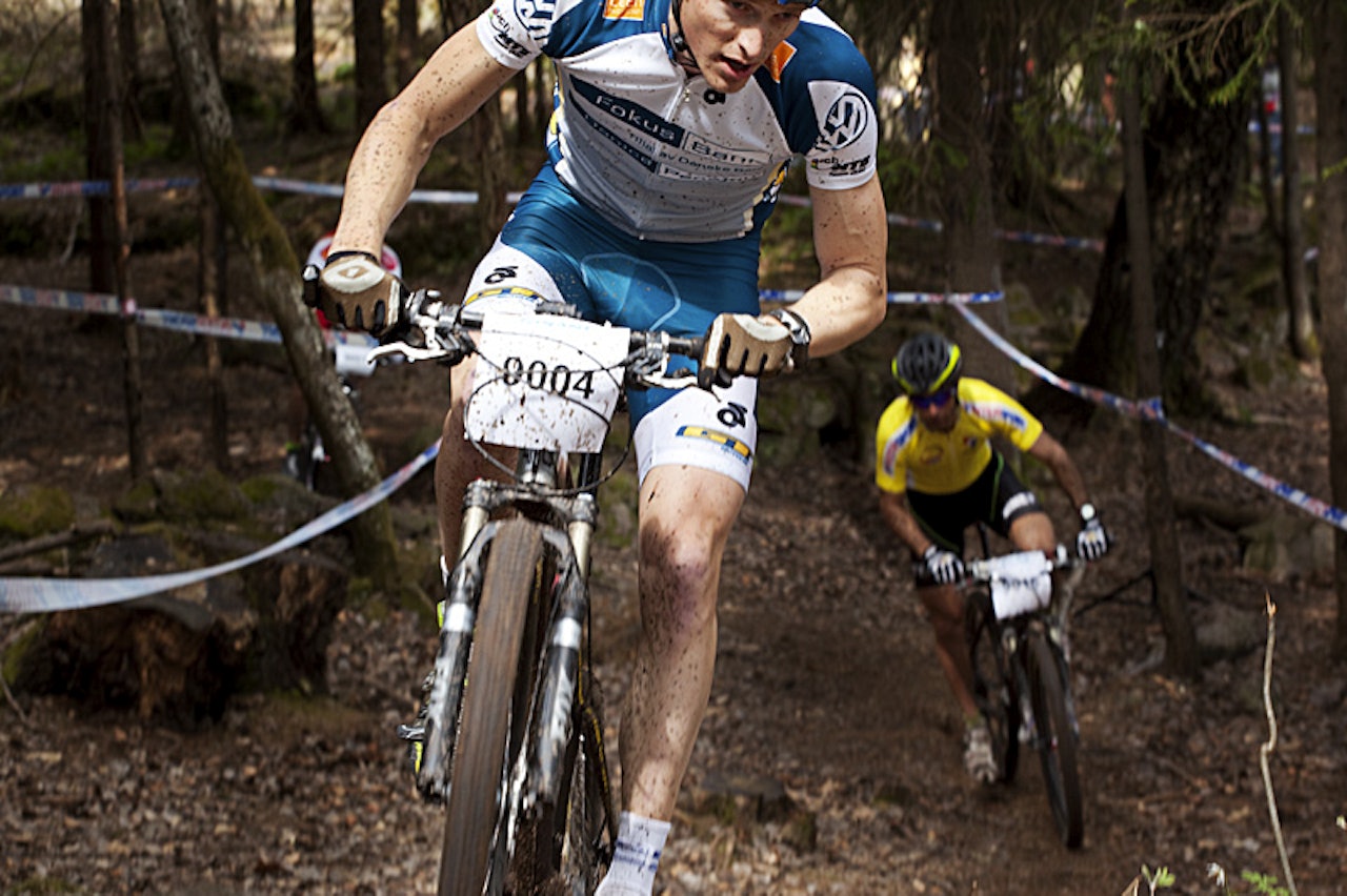 JAKTEN: Ola Kjøren leder foran Håkon Austad. JAKTEN: Ola Kjøren leder foran Håkon Austad.