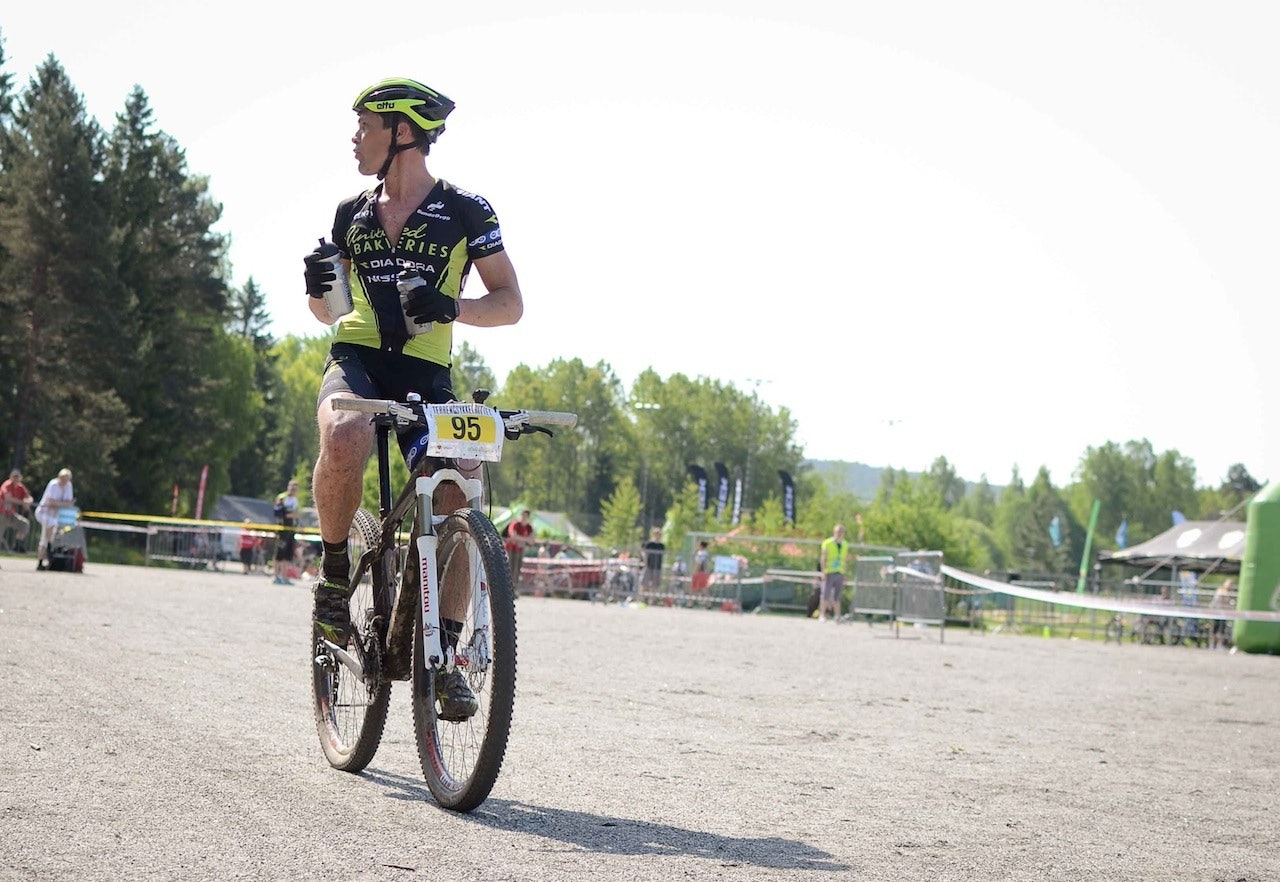 COLA? Rune Høydal har fremdeles kraft i tråkket, og i mål var han nummer ti. I langesonen var han aller mest opptatt av når han fikk Cola. COLA? Rune Høydal har fremdeles kraft i tråkket, og i mål var han nummer ti. I langesonen var han aller mest opptatt av når han fikk Cola.