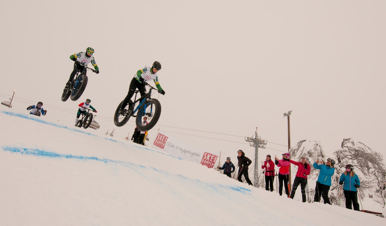 Feitinger i lufta: Ei godt preparert løype sørget for høy fart og luftige svev. (foto: Jon Gunnar Henriksen) Feitinger i lufta: Ei godt preparert løype sørget for høy fart og luftige svev. (foto: Jon Gunnar Henriksen)
