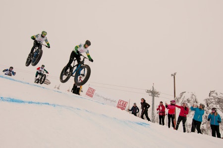 Feitinger i lufta: Ei godt preparert løype sørget for høy fart og luftige svev. (foto: Jon Gunnar Henriksen) Feitinger i lufta: Ei godt preparert løype sørget for høy fart og luftige svev. (foto: Jon Gunnar Henriksen)