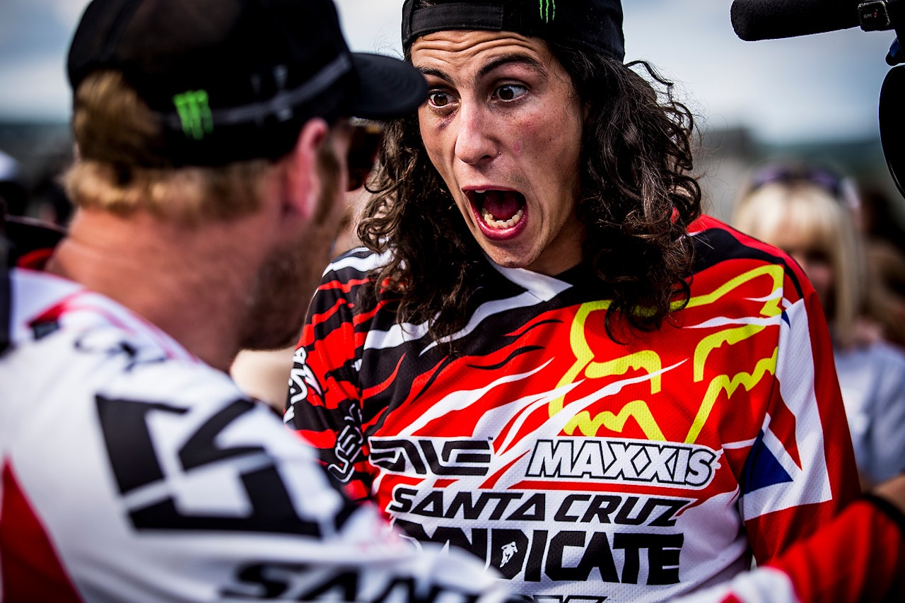 LAGÅND: Syklistene på Syndicate Santa Cruz både vinner og taper sammen. Det gjør dem til et unikt lag i utfortoppen.Her jubler Josh Bryceland for sin første verdenscupseier, sammen med mentor Steve Peat. Foto: Sven Martin.  LAGÅND: Syklistene på Syndicate Santa Cruz både vinner og taper sammen. Det gjør dem til et unikt lag i utfortoppen.Her jubler Josh Bryceland for sin første verdenscupseier, sammen med mentor Steve Peat. Foto: Sven Martin.