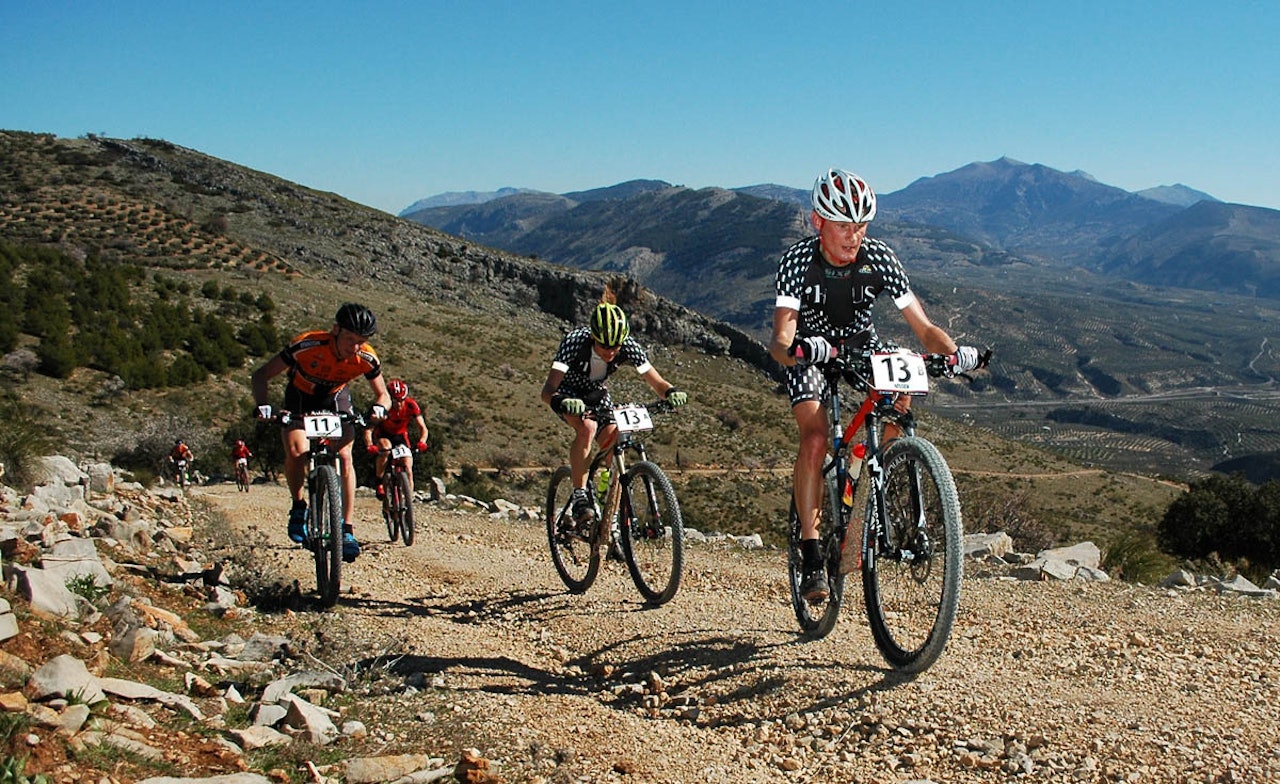 Varm dag: Team iHus fikk utfordringer med å få i seg nok drikke på første etappe. Det problemet har de nå tatt høyde for på kommende etapper (foto: Andalucia Bike Race) Varm dag: Team iHus fikk utfordringer med å få i seg nok drikke på første etappe. Det problemet har de nå tatt høyde for på kommende etapper (foto: Andalucia Bike Race)
