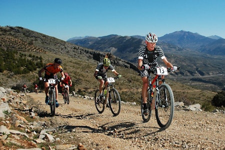 Varm dag: Team iHus fikk utfordringer med å få i seg nok drikke på første etappe. Det problemet har de nå tatt høyde for på kommende etapper (foto: Andalucia Bike Race) Varm dag: Team iHus fikk utfordringer med å få i seg nok drikke på første etappe. Det problemet har de nå tatt høyde for på kommende etapper (foto: Andalucia Bike Race)