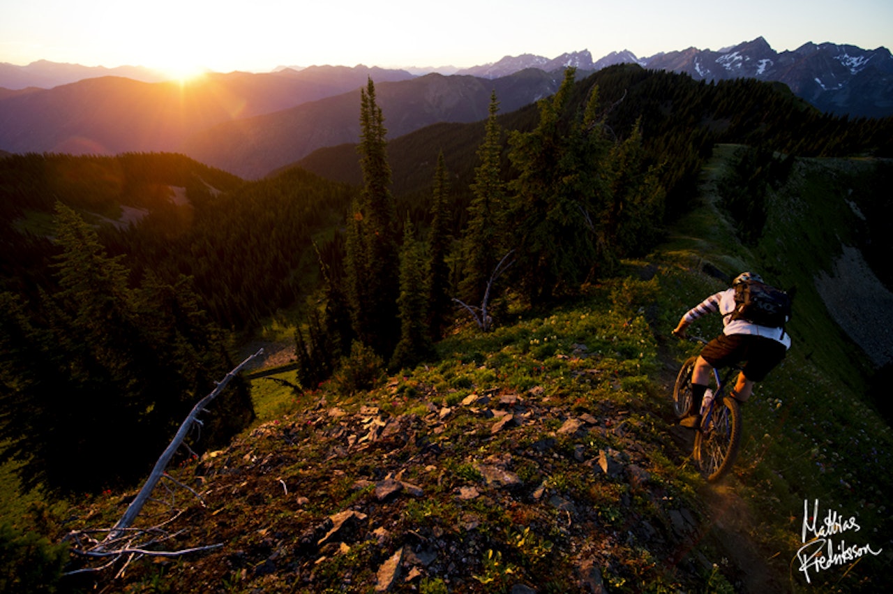 HØYEPUNKT:Riley McIntosh trår inn i solnedgang på en fantastisk sti med tilsvarende utsikt ved Retallack Lodge, British Columbia, Canada. Foto: Mattias Fredriksson. HØYEPUNKT:Riley McIntosh trår inn i solnedgang på en fantastisk sti med tilsvarende utsikt ved Retallack Lodge, British Columbia, Canada. Foto: Mattias Fredriksson.