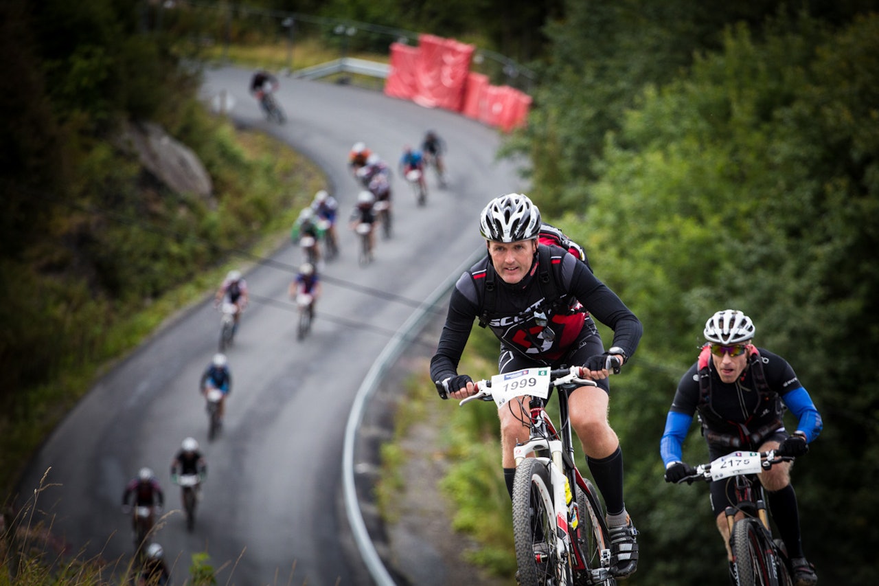 OVER BAKKETOPPEN: Det er fort gjort å la seg fange av Ballettbakken når bilder skal tas i Birkebeinerrittet. Men orker man å ta med seg kamerasekken opp til toppen, så får man motiver som er vel så bra som på grusen ned mot Lysgårdsbakkene. (foto: Snorre Veggan) OVER BAKKETOPPEN: Det er fort gjort å la seg fange av Ballettbakken når bilder skal tas i Birkebeinerrittet. Men orker man å ta med seg kamerasekken opp til toppen, så får man motiver som er vel så bra som på grusen ned mot Lysgårdsbakkene. (foto: Snorre Veggan)