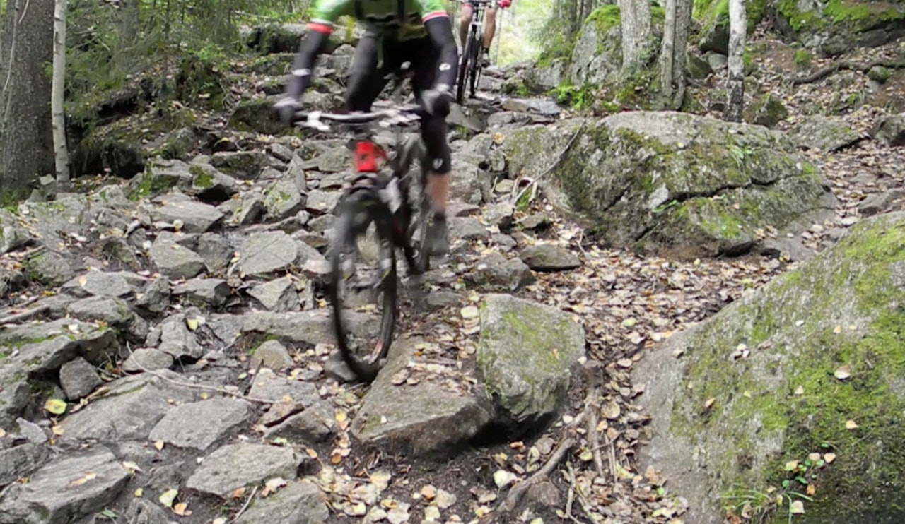 STEINRØYSA: Mange knær, håndflater, panner og rumper har fått kjent på Trulsrunderennas skarpe stein. Finn flyten ved hjelp av denne videoen. STEINRØYSA: Mange knær, håndflater, panner og rumper har fått kjent på Trulsrunderennas skarpe stein. Finn flyten ved hjelp av denne videoen.