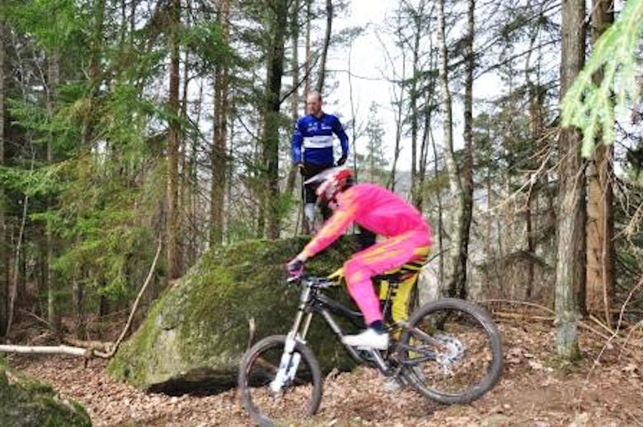 OPPFØLGING:"Kongen av Tveit" Øyvind Østvedt følger med Håkon Pettersen på vei ned. OPPFØLGING:"Kongen av Tveit" Øyvind Østvedt følger med Håkon Pettersen på vei ned.
