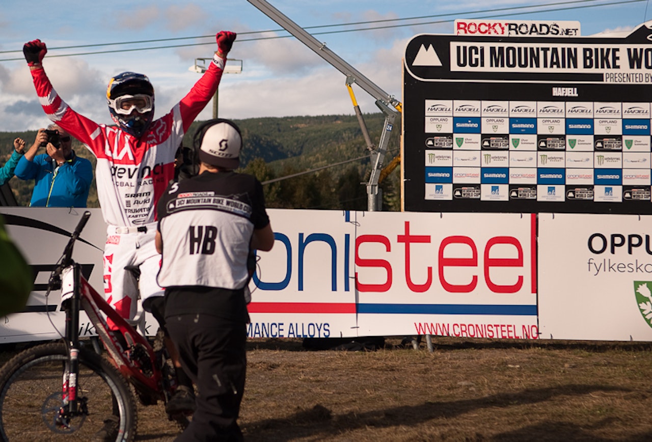 ÅRETS INNSATS: Steve Smith vant verdenscupfinalen i utfor i Hafjell, men prisen for årets innsats går til menneskene bak det prikkfrie arrangementet på Hafjell. ÅRETS INNSATS: Steve Smith vant verdenscupfinalen i utfor i Hafjell, men prisen for årets innsats går til menneskene bak det prikkfrie arrangementet på Hafjell.