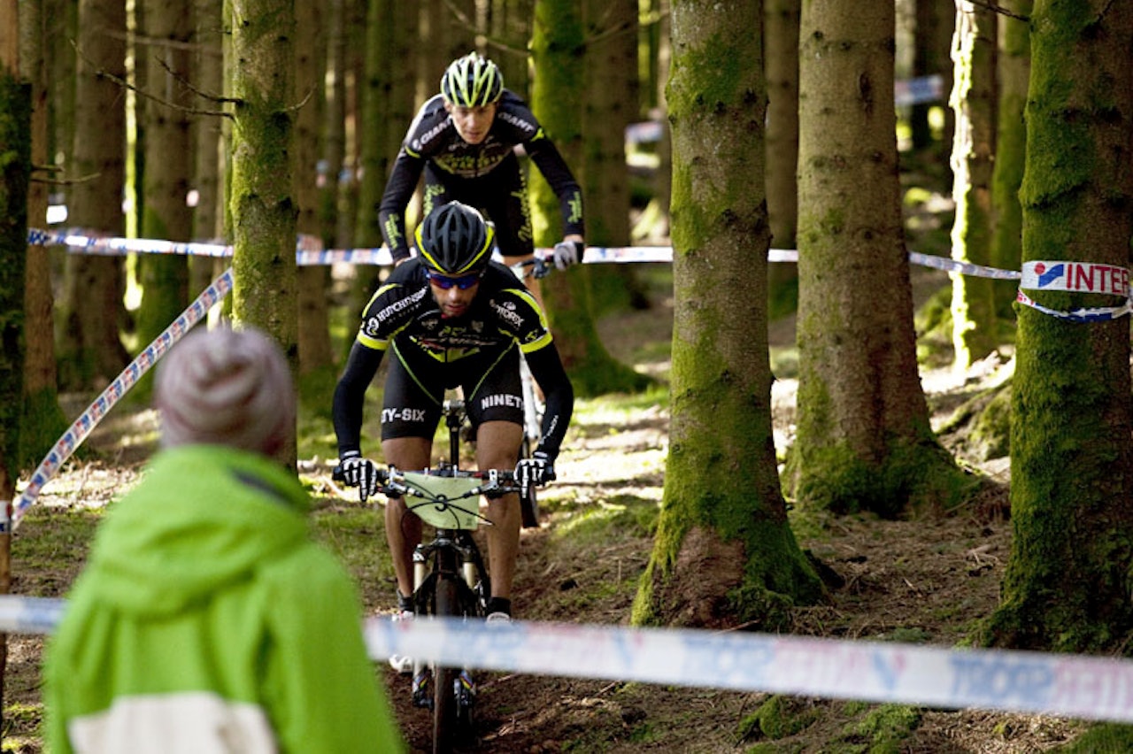 BEST IGJEN: Håkon Austad er i slag i sesongstarten. Her foran Anders Hovdenes. BEST IGJEN: Håkon Austad er i slag i sesongstarten. Her foran Anders Hovdenes.