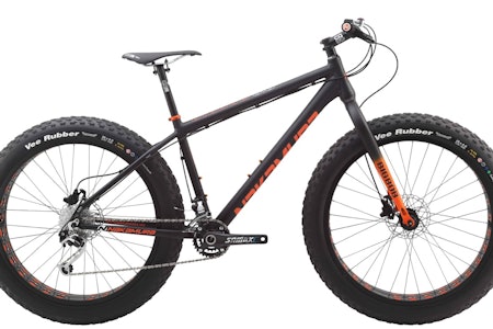 FERDIG MED SLANKEKUREN: Nakamura BigBob 5.0 har tatt posisjon som toppmodell. Med lettere ramme og gaffel, samt utstyr som Shimano XT, Magura MT-2 og lettere C4-felger kommer totalvekten på rundt 11,9kg. Det er noen hakk vassere enn forgjengerne. Prisen får seg selvfølgelig også et kakk. 19 999,- er veiledende pris. FERDIG MED SLANKEKUREN: Nakamura BigBob 5.0 har tatt posisjon som toppmodell. Med lettere ramme og gaffel, samt utstyr som Shimano XT, Magura MT-2 og lettere C4-felger kommer totalvekten på rundt 11,9kg. Det er noen hakk vassere enn forgjengerne. Prisen får seg selvfølgelig også et kakk. 19 999,- er veiledende pris.