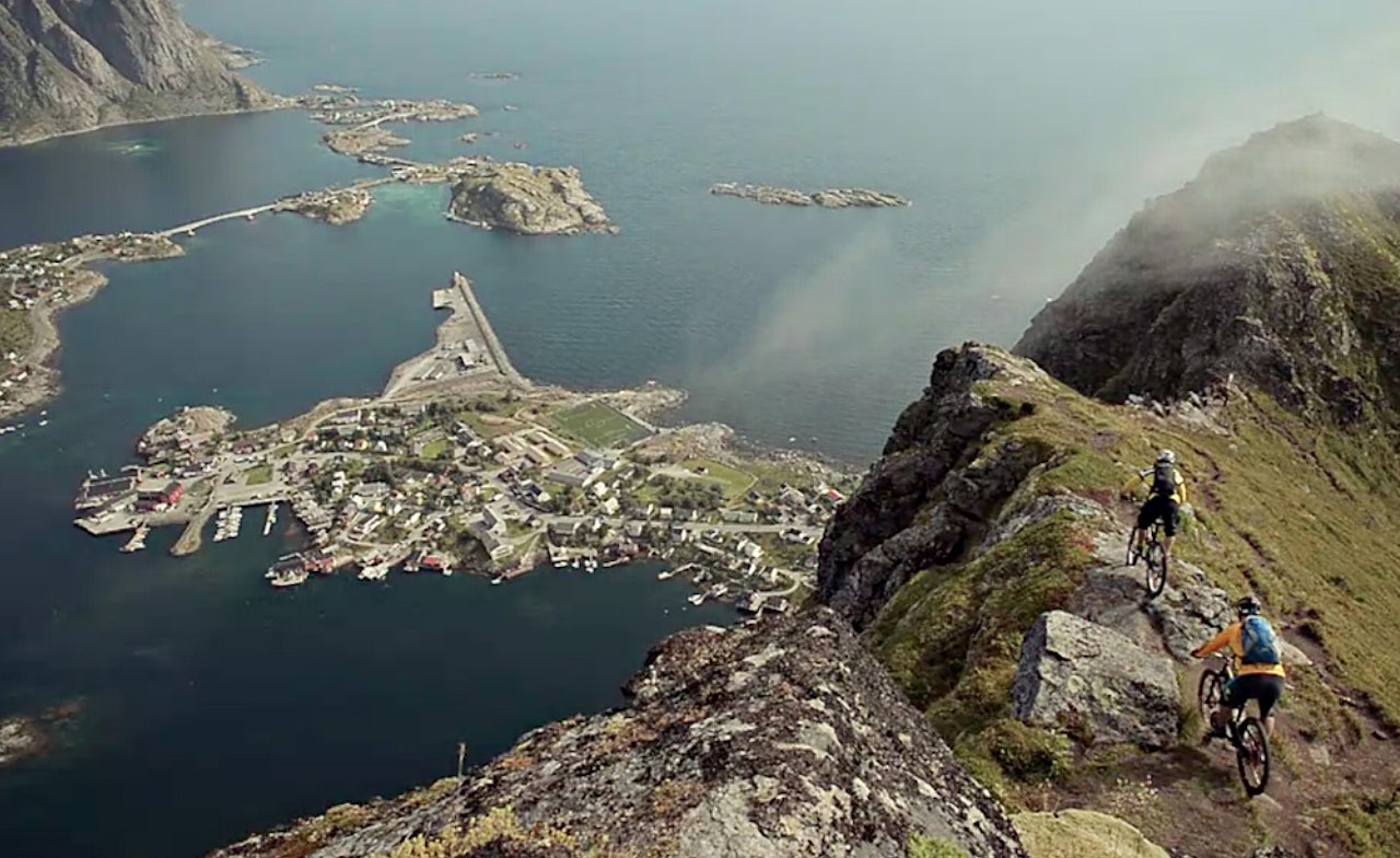 Høyt oppe: Hans Rey og Tobias Woggon reiste til Lofoten for å sykle i spektakulær natur. Det kan man si at de lykkes med.