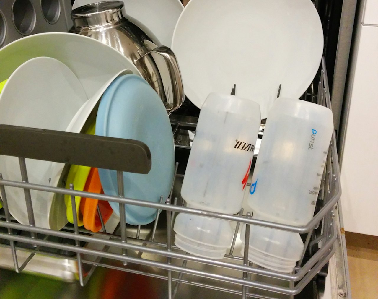 FLASKEVASK: Ta drikkeflaskene i oppvaskmaskinen med god samvittighet. Da unngår du å gå på en bakteriesmell du ikke har behov for. vaske drikkeflasker sykkel