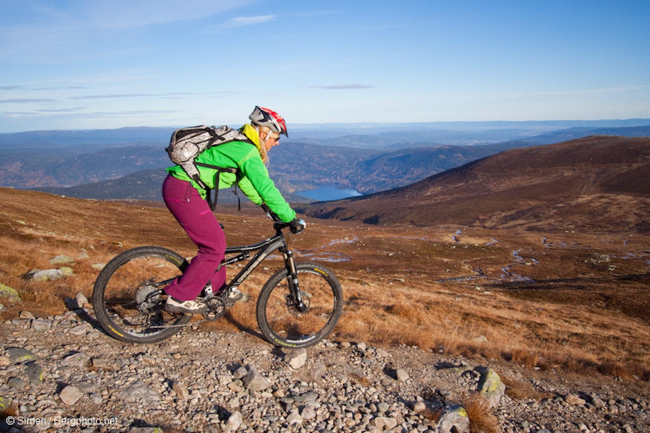 Høyfjell: Høgevarde-Krøderen på Norefjell er cirka 1350 høydemeter på flott sti. Foto: Simen Berg Høyfjell: Høgevarde-Krøderen på Norefjell er cirka 1350 høydemeter på flott sti. Foto: Simen Berg