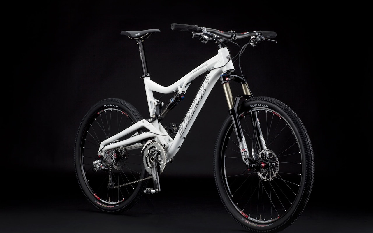 Edelt Nikkel er nummer 28 i periodiske system. Det er også navnet på Santa Cruz' nye fulldemper. Edelt Nikkel er nummer 28 i periodiske system. Det er også navnet på Santa Cruz' nye fulldemper.