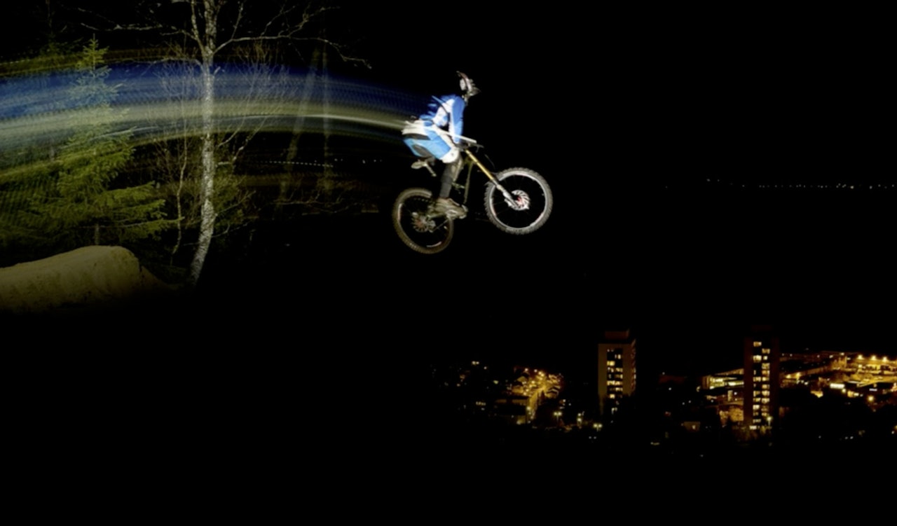 Høyt over byen: Tor-Eirik Nystad flyr høyt over hjembyen Narvik i videoen. Høyt over byen: Tor-Eirik Nystad flyr høyt over hjembyen Narvik i videoen.