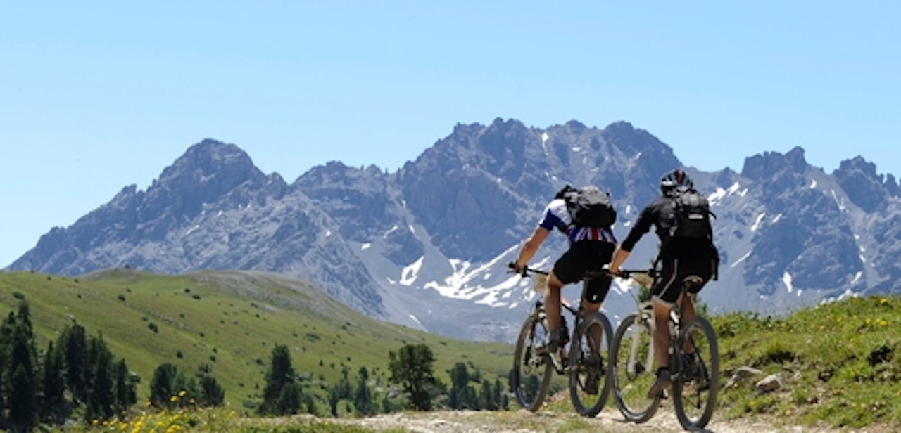 FJELL: På to hjul gjennom Alpene byr på flotte og spektakulære omgivelser. Foto: http://www.bike-transalp.de FJELL: På to hjul gjennom Alpene byr på flotte og spektakulære omgivelser. Foto: http://www.bike-transalp.de