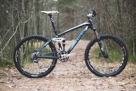 SOLID: Trek Fuel EX gir et veldig solid inntrykk, noe de kraftige dekkene, det breie styret og den flotte ramma bør få æren for. De ekstra store dekkene trekker vekten opp, men er verdt det på glatt føre. SOLID: Trek Fuel EX gir et veldig solid inntrykk, noe de kraftige dekkene, det breie styret og den flotte ramma bør få æren for. De ekstra store dekkene trekker vekten opp, men er verdt det på glatt føre.
