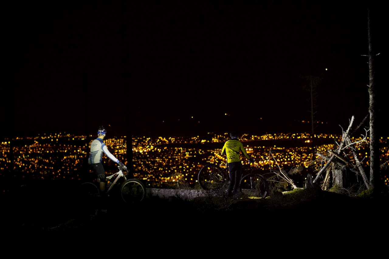BORT FRA STØYEN: Sykling med lykt gir en helt egen avstand til omgivelsene, og gamle stier blir som nye. (foto: Kristoffer H. Kippernes) BORT FRA STØYEN: Sykling med lykt gir en helt egen avstand til omgivelsene, og gamle stier blir som nye. (foto: Kristoffer H. Kippernes)