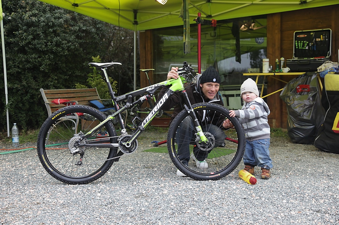 PAPPASYKKEL: Ralph Näf og Levin Näf foretrekker fulldemper til rittbruk. PAPPASYKKEL: Ralph Näf og Levin Näf foretrekker fulldemper til rittbruk.