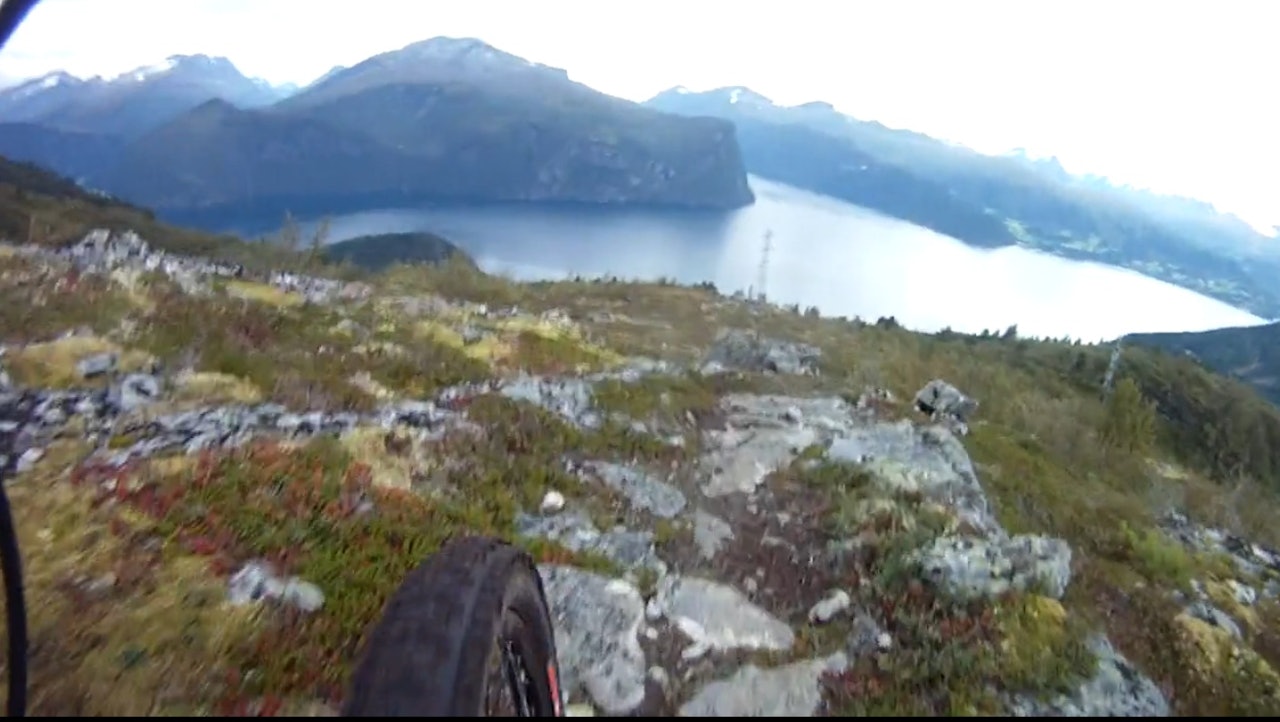 SYKLISTENS POV: Fra fjell til fjord og fra fjord til fjell er det som gjelder under Fjørå singletrack festival. Foto/film: Hans Inge Berg/ministryofstasj.no SYKLISTENS POV: Fra fjell til fjord og fra fjord til fjell er det som gjelder under Fjørå singletrack festival. Foto/film: Hans Inge Berg/ministryofstasj.no