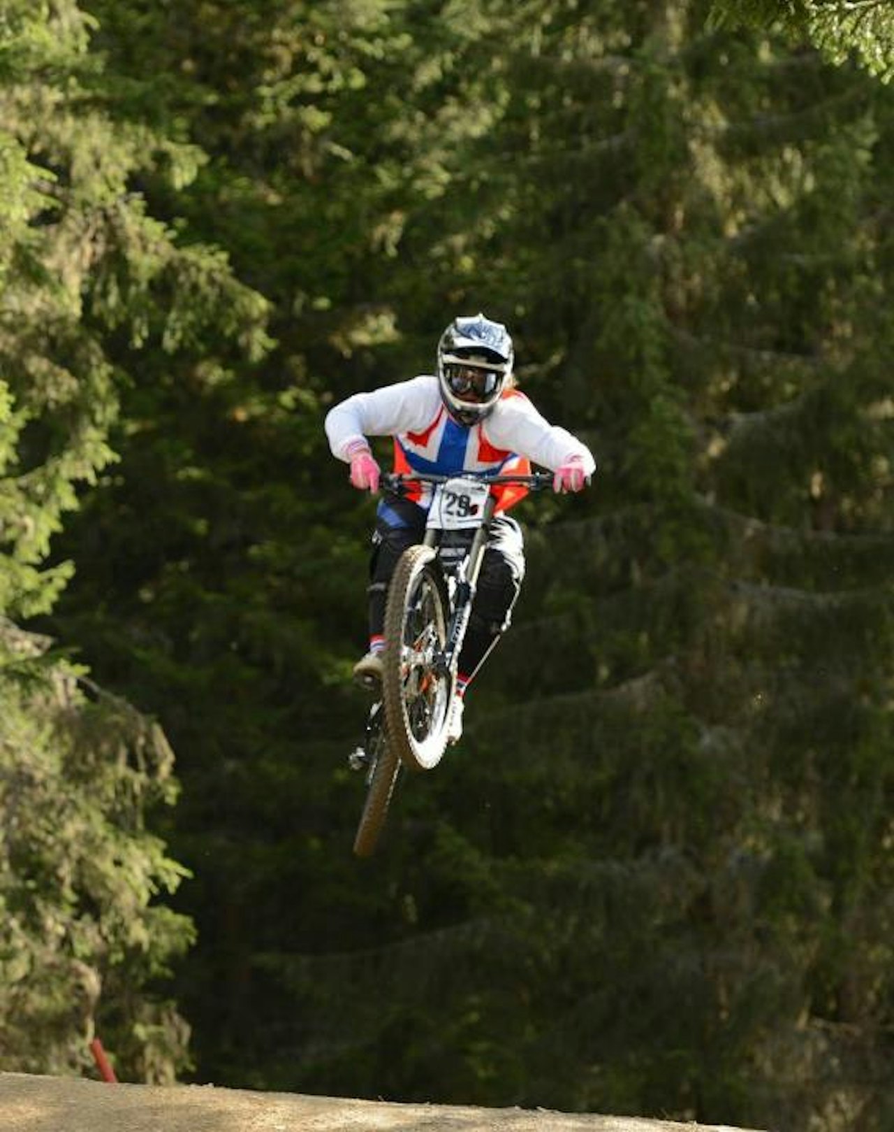 I SVEVET: Marianne er ikke redd for luftige svev og unngår helst chiken runs. Foto: Privat I SVEVET: Marianne er ikke redd for luftige svev og unngår helst chiken runs. Foto: Privat