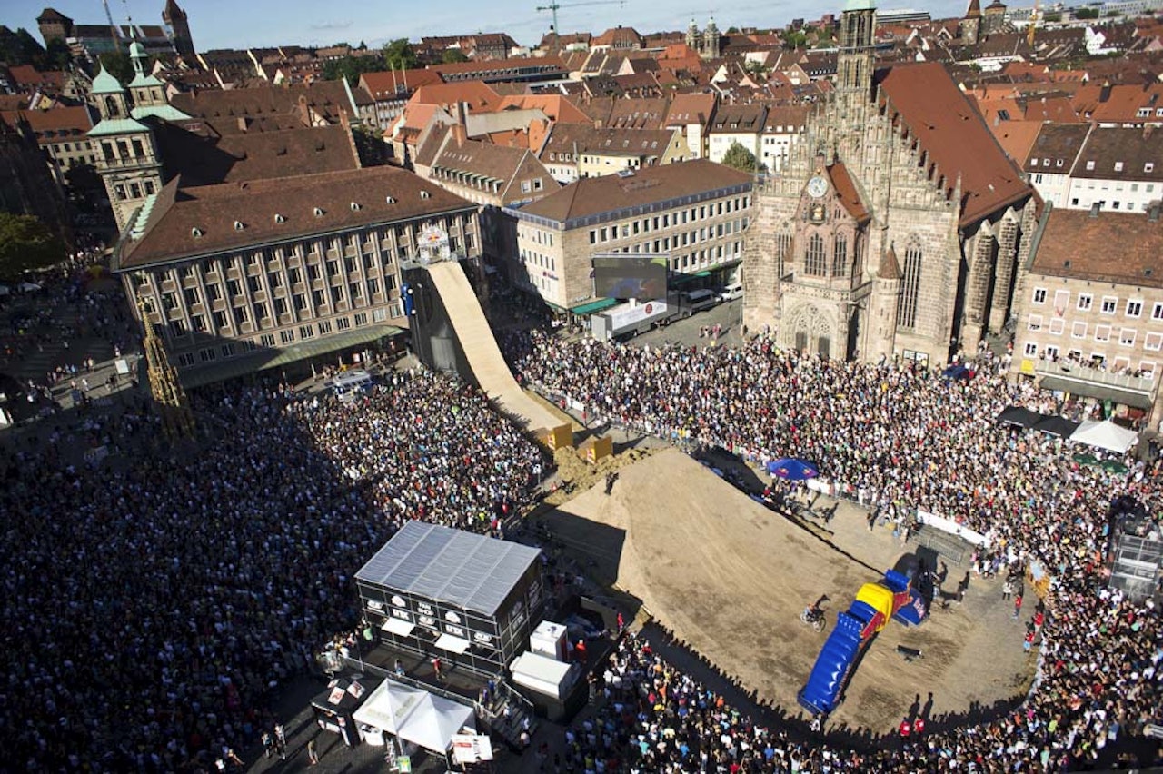 HOPPBAKKE: Nürnberg var spekket med sykkelfans i helgen for årets finale i District Ride-serien. Foto: Red Bull HOPPBAKKE: Nürnberg var spekket med sykkelfans i helgen for årets finale i District Ride-serien. Foto: Red Bull