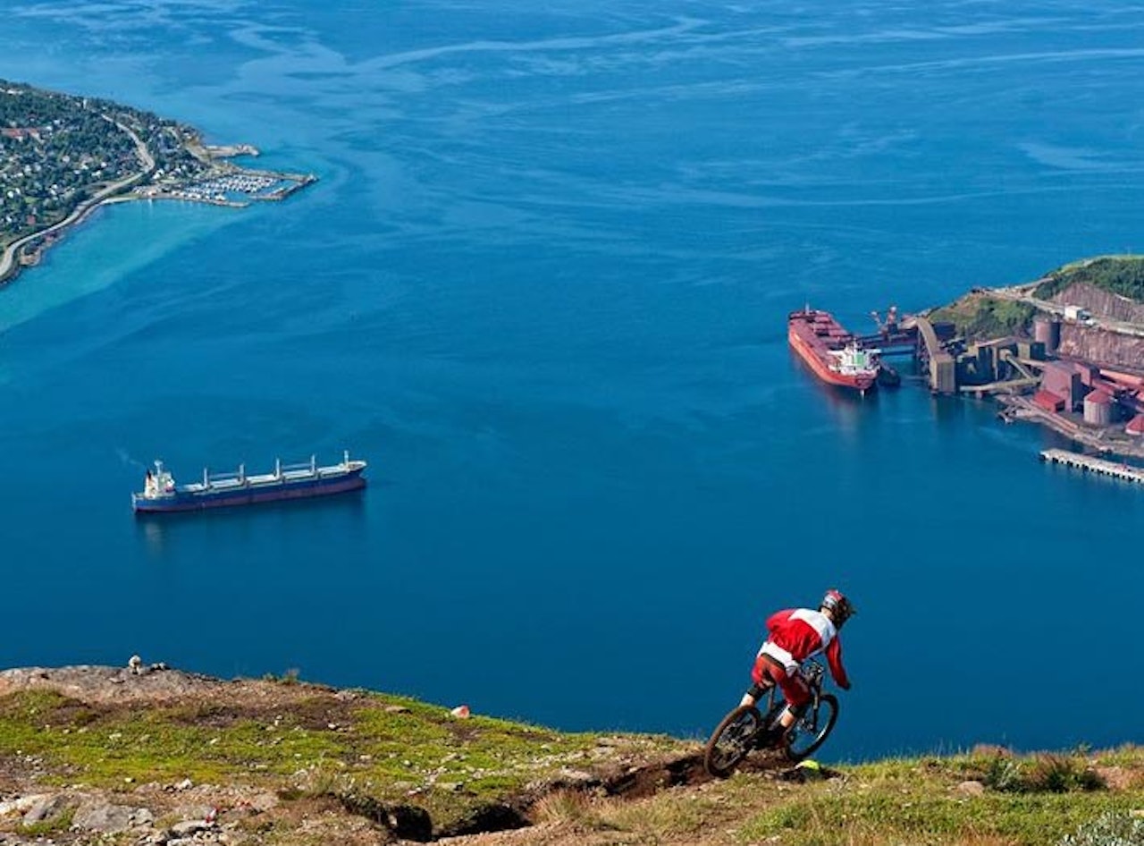 OVER BYEN: Utforløypa i Narvik er kanskje en av de mest spektakulære i landet. (foto: Rune Dahl)