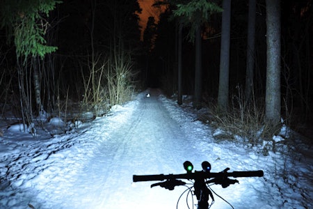 DOBBELT OPP: Med både Magicshine 900 og Lupine Tesla på full styrke blir det lyst i skogen. DOBBELT OPP: Med både Magicshine 900 og Lupine Tesla på full styrke blir det lyst i skogen.