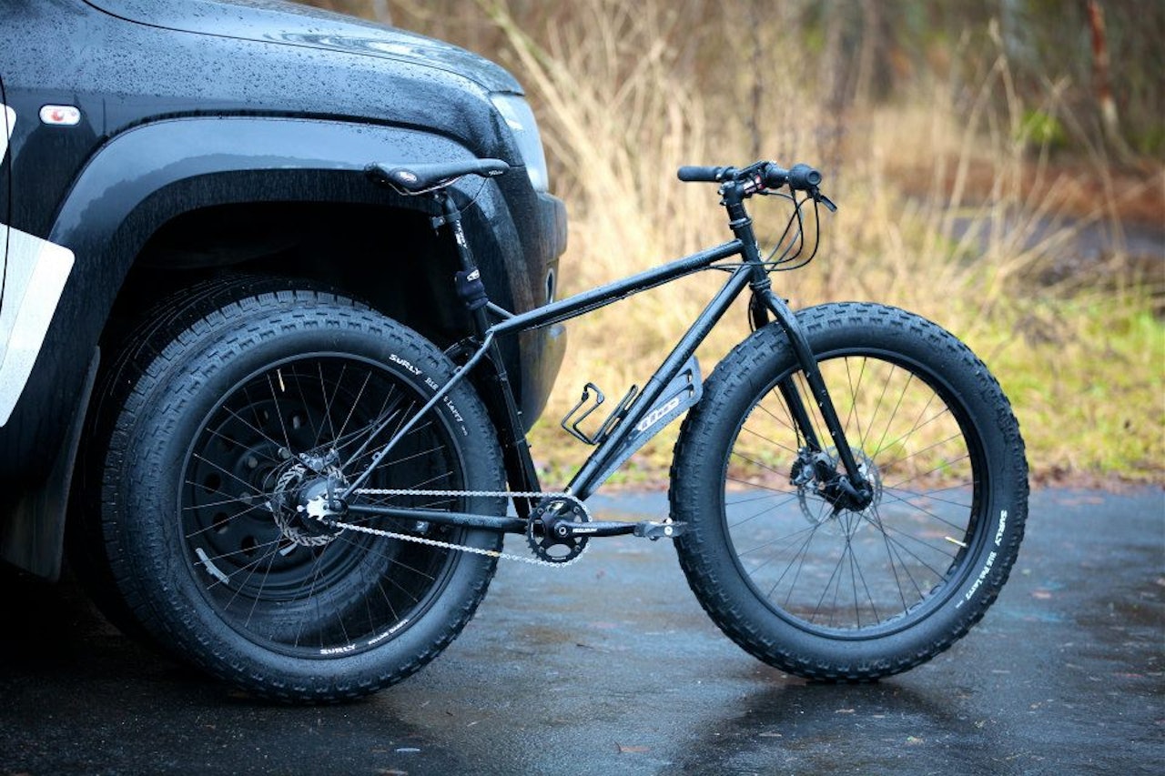 BALLONGDEKK: Dette er den originale fatbiken Surley Pungsley. Breie dekk gir bæreevne og fremkommelighet i bløtt og ulendt terreng etter samme prinsipp som for terrengbiler. Foto: Jens Aabech BALLONGDEKK: Dette er den originale fatbiken Surley Pungsley. Breie dekk gir bæreevne og fremkommelighet i bløtt og ulendt terreng etter samme prinsipp som for terrengbiler. Foto: Jens Aabech