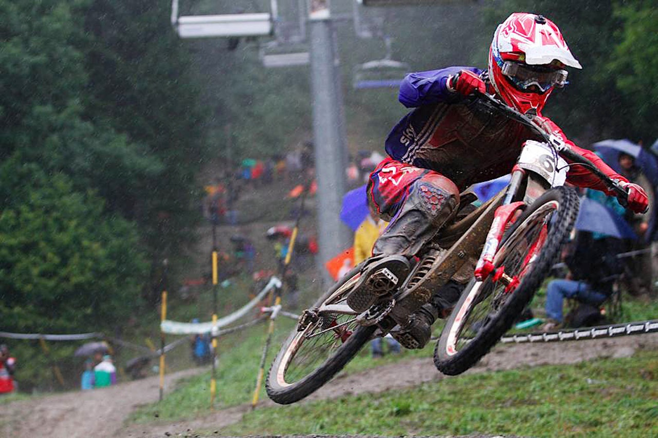 EKSTREMT: Det stod om gullet, men Danny Hart tok seg likevel tid til å whippe breit på de siste hoppene. I en løype der de fleste gikk for flate pedaler for å slenge ut beina i svingene syklet Hart med klikk og beina på pedalene nesten hele veien. Foto: Phillipe Garcia EKSTREMT: Det stod om gullet, men Danny Hart tok seg likevel tid til å whippe breit på de siste hoppene. I en løype der de fleste gikk for flate pedaler for å slenge ut beina i svingene syklet Hart med klikk og beina på pedalene nesten hele veien. Foto: Phillipe Garcia