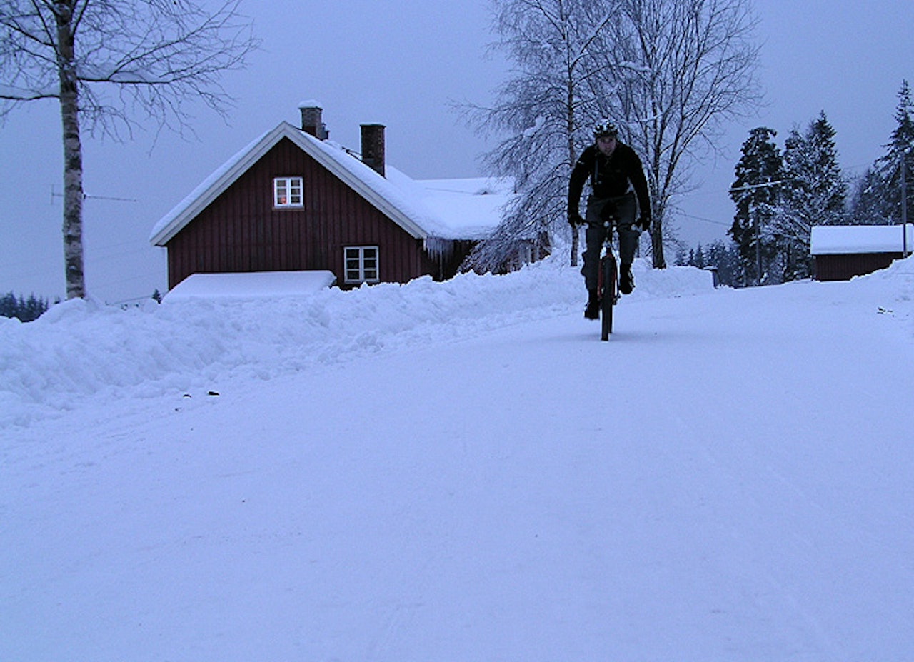 Vintersykling kan nytes med varme tær. Vintersykling kan nytes med varme tær.