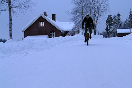 Vintersykling kan nytes med varme tær. Vintersykling kan nytes med varme tær.