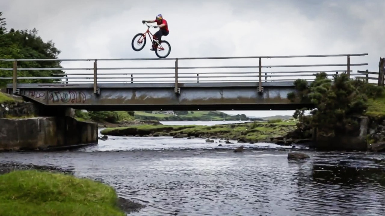 MACSKILLS: Folk som sykler på broer og gelendre et tydeligvis gangbar vare på streamingtjenesten Youtube. danny macaskill