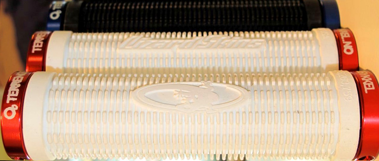 ENDELIG HOLKEFØRE: ODI/Lizard Skins lock on holker med Terrengsykkel-logo. ENDELIG HOLKEFØRE: ODI/Lizard Skins lock on holker med Terrengsykkel-logo.