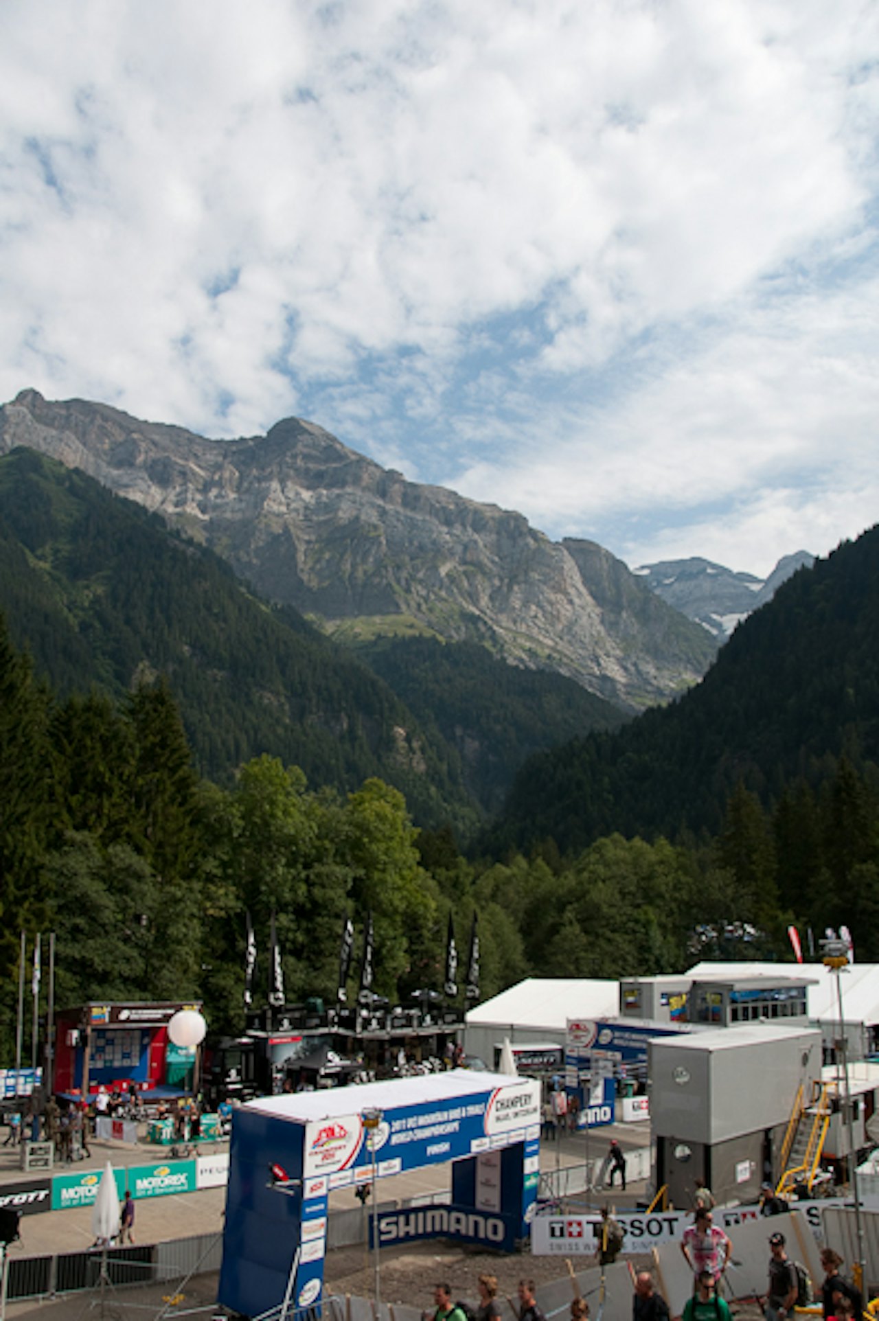CHAMPERY: Innerst i en trang dal ligger Champery. Likevel valfarter hele terrengsykkelverdenen hit for de råeste løypene og Holmenkollen-stemning. CHAMPERY: Innerst i en trang dal ligger Champery. Likevel valfarter hele terrengsykkelverdenen hit for de råeste løypene og Holmenkollen-stemning.