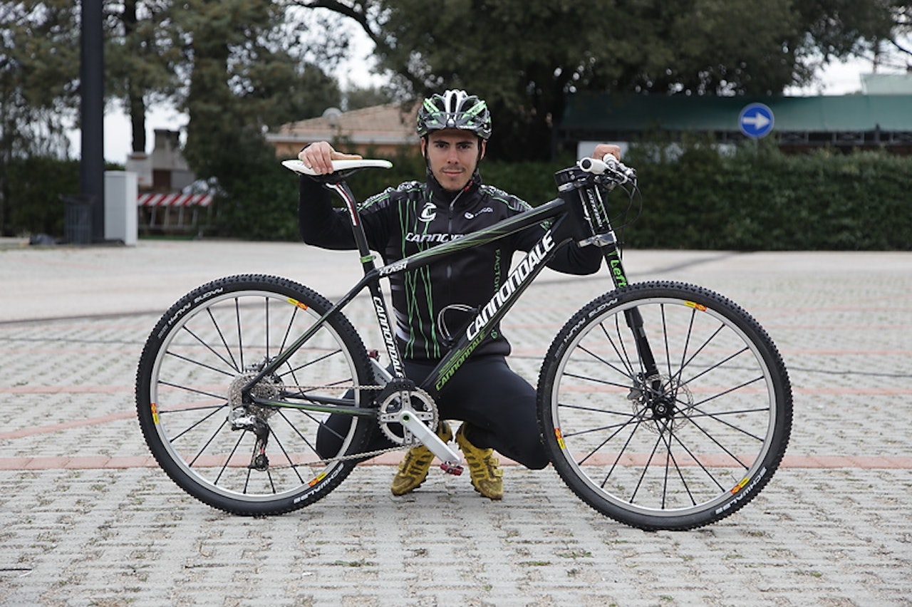 EN MANN OG HANS SYKKEL: 7,7 kilo komplett med pedaler og flaskeholder er matchvekt for Marco Fontanas Cannondale Flash. Alle foto: Colin Eick EN MANN OG HANS SYKKEL: 7,7 kilo komplett med pedaler og flaskeholder er matchvekt for Marco Fontanas Cannondale Flash. Alle foto: Colin Eick