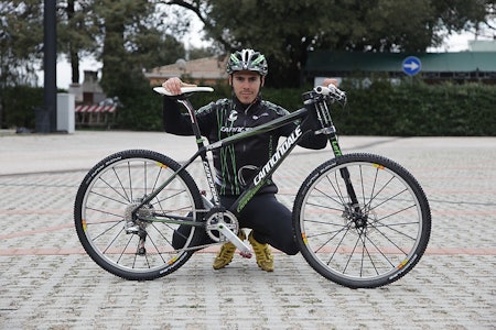 EN MANN OG HANS SYKKEL: 7,7 kilo komplett med pedaler og flaskeholder er matchvekt for Marco Fontanas Cannondale Flash. Alle foto: Colin Eick EN MANN OG HANS SYKKEL: 7,7 kilo komplett med pedaler og flaskeholder er matchvekt for Marco Fontanas Cannondale Flash. Alle foto: Colin Eick