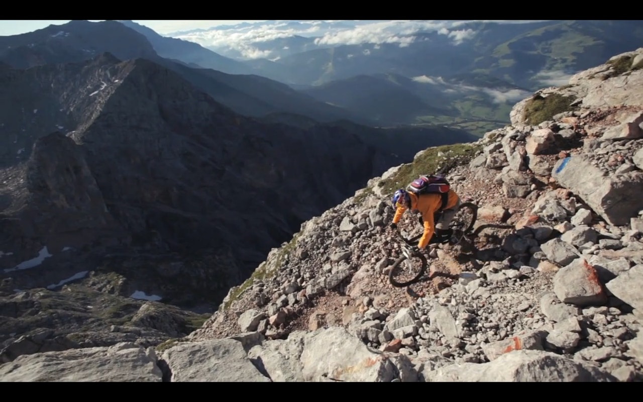 TRIAL-HIMMEL: Trial-mester Tom Ohler gjør hakkemat av høyfjellet. TRIAL-HIMMEL: Trial-mester Tom Ohler gjør hakkemat av høyfjellet.