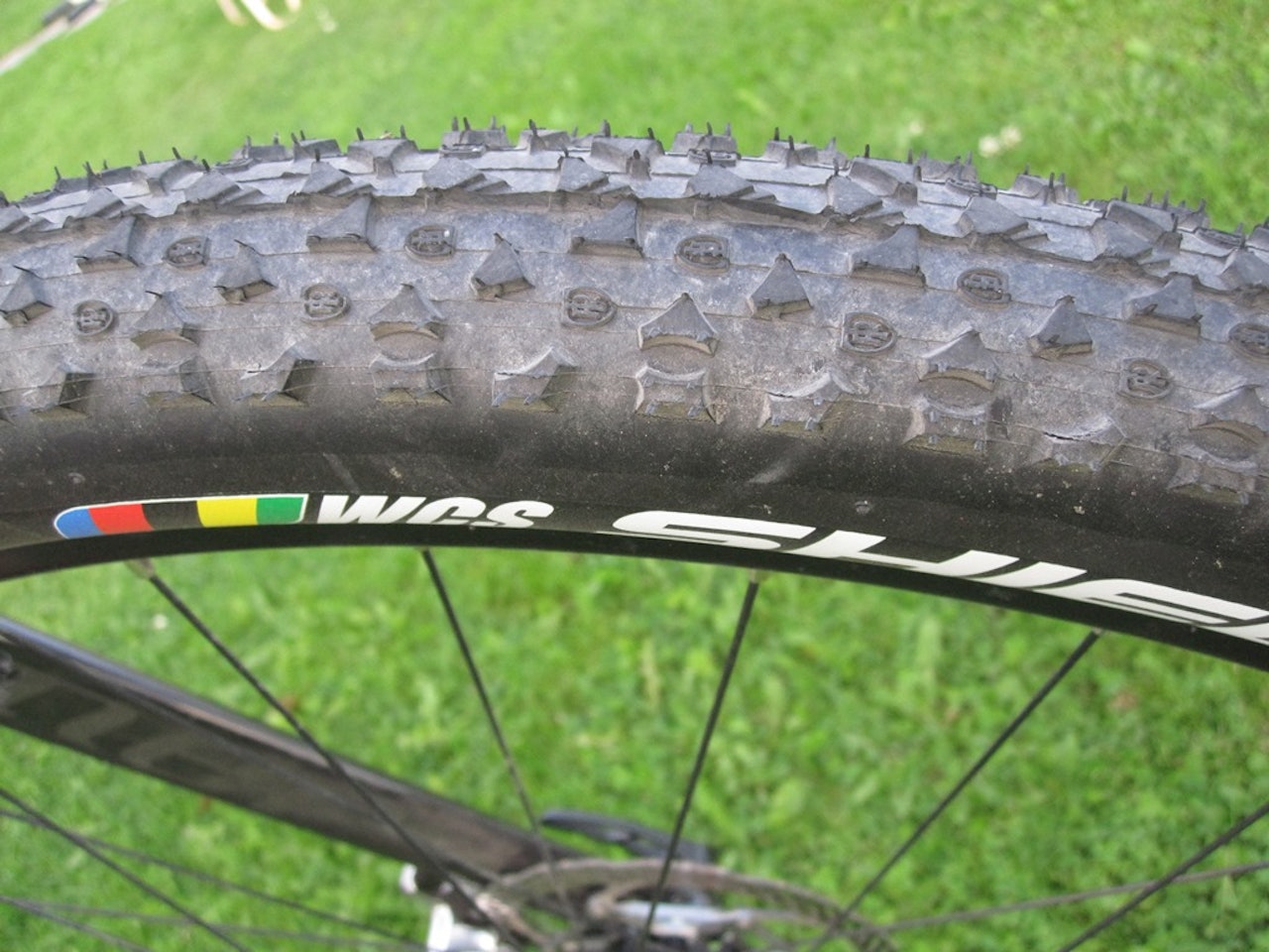 Når han ikke kjører på limedekk fra Dugast, er det Ritchey Shield som gjelder for Nino Schurter. Når han ikke kjører på limedekk fra Dugast, er det Ritchey Shield som gjelder for Nino Schurter.
